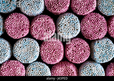 Gummy Candy bestreuen auf dunklem Stein beschichtet Stockfoto