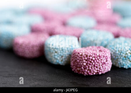 Gummy Candy bestreuen auf dunklem Stein beschichtet Stockfoto