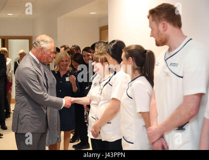 Der Prince Of Wales trifft Mitarbeiter während einer Tour durch Nord-West-Krebszentrum am Altnagelvin Hospital in Londonderry bei ihrem Besuch in Nordirland. Stockfoto