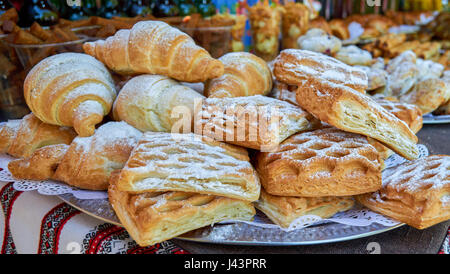 Blätterteig mit Füllung und croissants Stockfoto