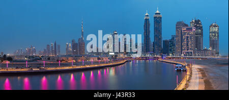 DUBAI, Vereinigte Arabische Emirate - 27. März 2017: Der Abend Skyline mit der Brücke über den neuen Kanal und der Innenstadt. Stockfoto