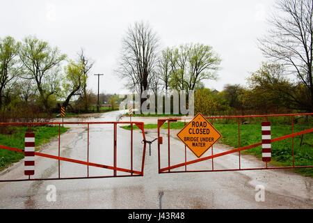 Bekanntmachung über die überfluteten Straße gesperrt Stockfoto