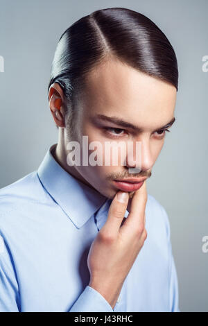 Porträt des jungen Mannes mit Retro-klassische Frisur. Studio gedreht. Stockfoto