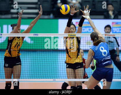 Kobe. 9. Mai 2017. Zhu Ting (2. L) der Vakifbank Istanbul blockiert mit Milena Rasic(1st L) während der Frauen Club World Championship 2017 Pool eine Übereinstimmung zwischen Vakifbank Istanbul und Dinamo Moskau in Kobe Green Arena in Kobe, Japan am 9. Mai 2017. Vakifbank Istanbul gewann 3: 0. Bildnachweis: Ma Ping/Xinhua/Alamy Live-Nachrichten Stockfoto