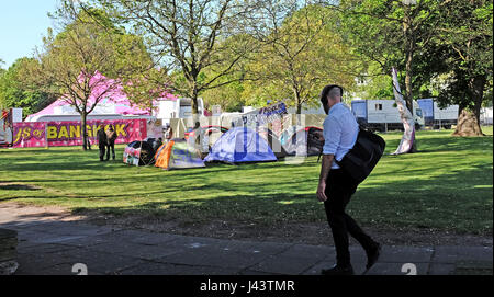 Brighton, UK. 9. Mai 2017. Eine Gruppe von Obdachlosen haben Zelte in Victoria Gardens Brighton neben der Lady Boys Bankok-Show. Die Gruppe wurden vor kurzem vertrieben von einer Universität Brighton Gebäude in nahe gelegenen Zirkus-Straße, die zur Sanierung ansteht, aber die kürzlich Kredit zurückgestellt hat: Simon Dack/Alamy Live News Stockfoto