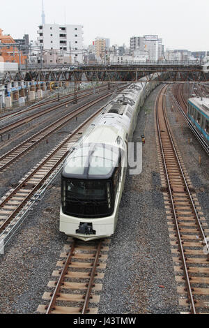 East Japan Railway neueste luxuriöse Schlafwagen der Bahn, der Zug Suite Shiki-Shima, gibt seinen Einstand auf 1. Mai 2017, Tokio, Japan. Luxus links Ueno Bahnhof in Tokio mit 33 Passagiere, in 17 Suiten, zu Beginn einer viertägigen Reise über Hokkaido und Teile der Nordosten Japans untergebracht. Der Zug soll Passagieren eine Kreuzfahrt-Erlebnis mit einem modernen japanischen Geschmack bieten. Die teuerste Suite kostet JPY 950.000 pro Person und der Zug ist bereits ausgebucht bis März 2018. Bildnachweis: Hiroyuki Ozawa/AFLO/Alamy Live-Nachrichten Stockfoto