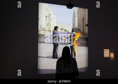 London, UK. 9. Mai 2017. Eine Frau schaut das Album-Cover-Foto-Shooting für Wish You Were Here. Ihre sterblichen Überreste einer Ausstellung im Victoria and Albert Museum, das 50 Jahre ist es her, dass Pink Floyd veröffentlicht ihre erste Single, Arnold Layne. Die Ausstellung öffnet am Samstag, dem 13. Mai und läuft bis zum 1. Oktober 2017. Bildnachweis: Dinendra Haria/Alamy Live-Nachrichten Stockfoto