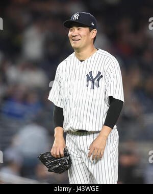 Bronx, New York, USA. 2. Mai 2017. Masahiro Tanaka (Yankees), 2. Mai 2017 - MLB: New York Yankees Krug Masahiro Tanaka während des Hauptliga-Baseball-Spiels gegen die Toronto Blue Jays im Yankee Stadium in der Bronx, New York, Vereinigte Staaten von Amerika ab. Bildnachweis: AFLO/Alamy Live-Nachrichten Stockfoto