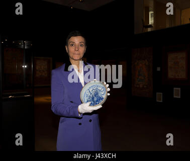 London, UK. 9. Mai 2017. FOTOTERMIN: WONDERS OF ASIA, fand bei Bonhams im neuen Bond Street.A seltenen blauen und weißen 'LI BAI' Pinsel Unterlegscheibe Youjian £35.000-50, 000The Auktionen findet am 11. Mai 2017 Credit: Keith Larby/Alamy Live News Stockfoto