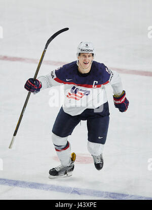 Connor MURPHY, USA 5 Jubel Beim 4: 3 Durch j. t. COMPHER, USA 7 Feier USA - Schweden 4: 3 Eishockey WM Weltmeisterschaften 2017, Deutschland, DEB, Köln 8. Mai 2017 © Peter Schatz / Alamy Live News Stockfoto