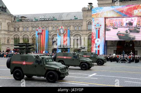 Moskau, Russland. 9. Mai 2017. Russische Soldaten in gepanzerten Fahrzeugen während der jährlichen Tag des Sieges Militärparade anlässlich des 72. Jahrestags des Endes des zweiten Weltkriegs auf dem Roten Platz 9. Mai 2017 in Moskau, Russland. Bildnachweis: Planetpix/Alamy Live-Nachrichten Stockfoto