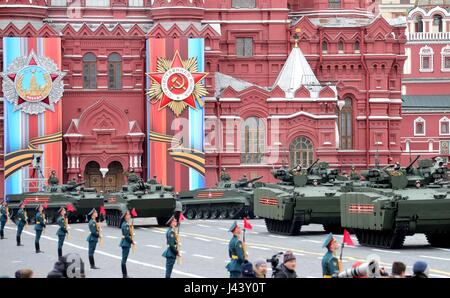 Moskau, Russland. 9. Mai 2017. Russische Soldaten in gepanzerten Fahrzeugen während der jährlichen Tag des Sieges Militärparade anlässlich des 72. Jahrestags des Endes des zweiten Weltkriegs auf dem Roten Platz 9. Mai 2017 in Moskau, Russland. Bildnachweis: Planetpix/Alamy Live-Nachrichten Stockfoto