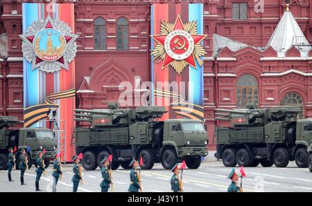 Moskau, Russland. 9. Mai 2017. Russische Soldaten in gepanzerten Fahrzeugen während der jährlichen Tag des Sieges Militärparade anlässlich des 72. Jahrestags des Endes des zweiten Weltkriegs auf dem Roten Platz 9. Mai 2017 in Moskau, Russland. Bildnachweis: Planetpix/Alamy Live-Nachrichten Stockfoto