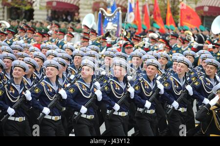 Moskau, Russland. 9. Mai 2017. Russische Matrosen März während der jährlichen Tag des Sieges Militärparade anlässlich des 72. Jahrestags des Endes des zweiten Weltkriegs auf dem Roten Platz 9. Mai 2017 in Moskau, Russland. Bildnachweis: Planetpix/Alamy Live-Nachrichten Stockfoto