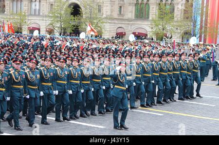 Moskau, Russland. 9. Mai 2017. Russische Soldaten marschieren vorbei an der Tribüne während der jährlichen Tag des Sieges Militärparade anlässlich des 72. Jahrestags des Endes des zweiten Weltkriegs auf dem Roten Platz 9. Mai 2017 in Moskau, Russland. Bildnachweis: Planetpix/Alamy Live-Nachrichten Stockfoto