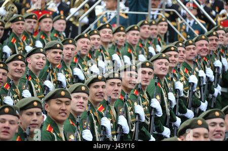 Moskau, Russland. 9. Mai 2017. Russischen Kommandos marschieren vorbei der Tribüne während der jährlichen Tag des Sieges Militärparade anlässlich des 72. Jahrestags des Endes des zweiten Weltkriegs auf dem Roten Platz 9. Mai 2017 in Moskau, Russland. Bildnachweis: Planetpix/Alamy Live-Nachrichten Stockfoto