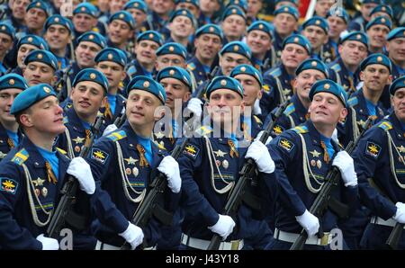 Moskau, Russland. 9. Mai 2017. Russischen Kommandos marschieren vorbei der Tribüne während der jährlichen Tag des Sieges Militärparade anlässlich des 72. Jahrestags des Endes des zweiten Weltkriegs auf dem Roten Platz 9. Mai 2017 in Moskau, Russland. Bildnachweis: Planetpix/Alamy Live-Nachrichten Stockfoto