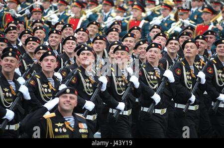 Moskau, Russland. 9. Mai 2017. Russischen Kommandos marschieren vorbei der Tribüne während der jährlichen Tag des Sieges Militärparade anlässlich des 72. Jahrestags des Endes des zweiten Weltkriegs auf dem Roten Platz 9. Mai 2017 in Moskau, Russland. Bildnachweis: Planetpix/Alamy Live-Nachrichten Stockfoto