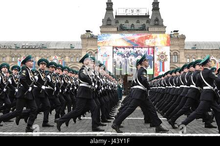 Moskau, Russland. 9. Mai 2017. Russische Soldaten marschieren vorbei an der Tribüne während der jährlichen Tag des Sieges Militärparade anlässlich des 72. Jahrestags des Endes des zweiten Weltkriegs auf dem Roten Platz 9. Mai 2017 in Moskau, Russland. Bildnachweis: Planetpix/Alamy Live-Nachrichten Stockfoto