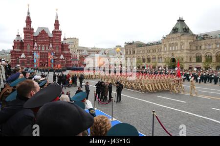 Moskau, Russland. 9. Mai 2017. Russische Soldaten marschieren vorbei an der Tribüne während der jährlichen Tag des Sieges Militärparade anlässlich des 72. Jahrestags des Endes des zweiten Weltkriegs auf dem Roten Platz 9. Mai 2017 in Moskau, Russland. Bildnachweis: Planetpix/Alamy Live-Nachrichten Stockfoto