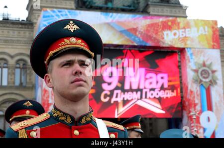 Moskau, Russland. 9. Mai 2017. Russische Soldaten marschieren vorbei an der Tribüne während der jährlichen Tag des Sieges Militärparade anlässlich des 72. Jahrestags des Endes des zweiten Weltkriegs auf dem Roten Platz 9. Mai 2017 in Moskau, Russland. Bildnachweis: Planetpix/Alamy Live-Nachrichten Stockfoto