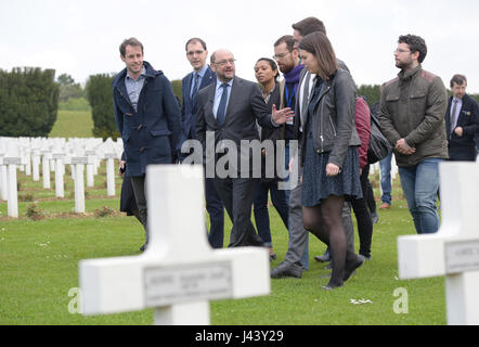 SPD-Vorsitzenden Martin Schulz (c) spricht mit Jugendlichen aus verschiedenen europäischen Ländern auf dem Soldatenfriedhof vor das Beinhaus von Douaumont bei Verdun, Frankreich, 9. Mai 2017. Das Beinhaus von Douaumont ist eine französische Nationaldenkmal, enthält die Skelettreste von Soldaten, die nach der Schlacht von Verdun nicht identifiziert werden konnten. Foto: Oliver Dietze/dpa Stockfoto