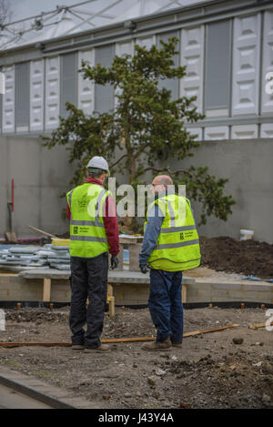 London, UK. 9. Mai 2017. Hinter den Kulissen an der RHS Chelsea Flower Show ist The RHS Chelsea Flower Show, formal bekannt als der große Spring Show, eine Gartenschau für fünf Tage im Mai von der Royal Horticultural Society (RHS) auf dem Gelände des Royal Hospital Chelsea in Chelsea, London statt. Bei Chelsea ist seit 1912 die berühmteste Blume und Landschaft Gärten Show im Vereinigten Königreich, und vielleicht in der Welt, zieht Besucher aus allen Kontinenten.   Bildnachweis: Jonathan Ward/Alamy Live-Nachrichten Stockfoto