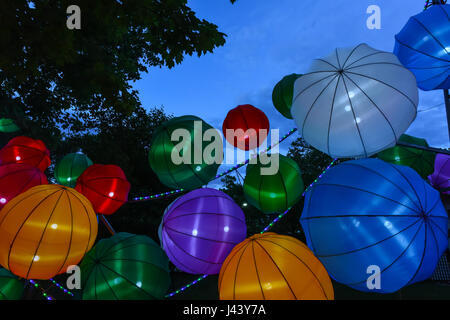 Philadelphia, USA. 8. Mai 2017. Chinesische Laterne zeigen bei Franklin Square Park in Philadelphia. Exponaten gehören 29 beleuchtete Displays von 1.500 individuelle Skulpturen mit mehr als 13.000 LED-Leuchten - beinhaltet einen chinesischer Drache 200 ft. Bildnachweis: Don Mennig/Alamy Live-Nachrichten Stockfoto