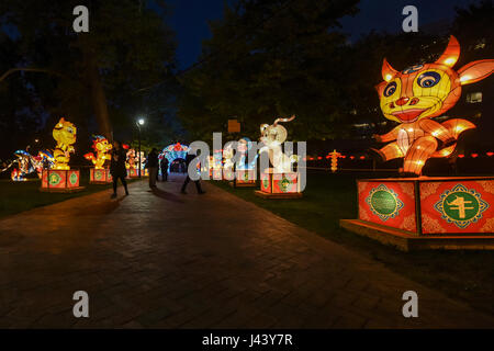 Philadelphia, USA. 8. Mai, 2017. Genießen Sie die chinesische Laterne Lampion Festival in Philadelphia Pennsylvania | bunte Drachen Panda und andere Tiere der Nacht | Ausstellung am Franklin Square Park in Philadelphia beleuchtet. Exponate gehören 29 beleuchtete Displays von 1.500 einzelnen Skulpturen mit mehr als 13.000 LED-Leuchten - umfasst eine 200 ft. Chinesischer Drache. Credit: Don Mennig/Alamy leben Nachrichten Stockfoto