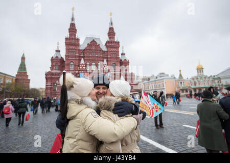 Moskau, Russland. 9. Mai 2017. Menschen umarmen um den Tag des Sieges in Moskau, Russland, 9. Mai 2017 feiern. Russland ist am Dienstag den 72. Jahrestag des Sieges über Nazi-Deutschland im zweiten Weltkrieg. Bildnachweis: Wu Zhuang/Xinhua/Alamy Live-Nachrichten Stockfoto