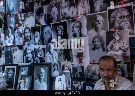 Kolkata, Indien. 9. Mai 2017. Ein indischer Hersteller bleibt vor Bilder von Rabindranath Tagore in der Nähe von Tagores Haus während der Feier anlässlich des 156. Geburt von Tagore in Kalkutta, Hauptstadt des östlichen indischen Bundesstaat Westbengalen am 9. Mai 2017. Tagore war der erste Asiate, Nobelpreis für seine Sammlung von Gedichten "Geetanjali" im Jahre 1913 zu gewinnen. Bildnachweis: Tumpa Mondal/Xinhua/Alamy Live-Nachrichten Stockfoto