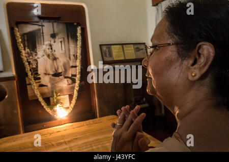 Kolkata, Indien. 9. Mai 2017. Eine indische Frau besucht das Museum im Haus Nobel Laureatus Dichters Rabindranath während der Feier auf der 156. Geburtstag von Tagore in Kalkutta, Hauptstadt des östlichen indischen Bundesstaat Westbengalen am 9. Mai 2017. Tagore war der erste Asiate, Nobelpreis für seine Sammlung von Gedichten "Geetanjali" im Jahre 1913 zu gewinnen. Bildnachweis: Tumpa Mondal/Xinhua/Alamy Live-Nachrichten Stockfoto