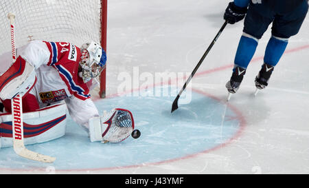 Paris, Frankreich. 8. Mai 2017. Die Eishockey-Weltmeisterschaft Spiel Tschechien gegen Finnland in Paris, Frankreich, am 8. Mai 2017. Torhüter Petr Mrazek (CZE) Credit: Michal Kamaryt/CTK Foto/Alamy Live News Stockfoto