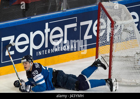 Paris, Frankreich. 8. Mai 2017. Die Eishockey-Weltmeisterschaft Spiel Tschechien gegen Finnland in Paris, Frankreich, am 8. Mai 2017. Jesse Puljujarvi (CZE) Credit: Michal Kamaryt/CTK Foto/Alamy Live-Nachrichten Stockfoto