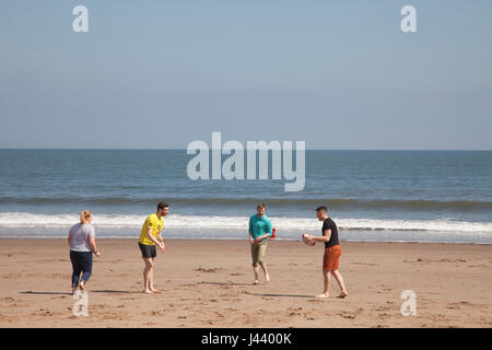 Portobello Beach, Edinburgh, UK. 9. Mai 2017. Junge Menschen genießen das spielen Spiel mit Ball auf der sandigen Strand von Portobello in Edinburgh, die Hauptstadt von Schottland, England, UK. Wetter: Bewölkt bei zunächst entlang der Ostküste, aber dies wird bald dünn und brechen mit sonnigen Abschnitten entwickeln. Trocken Sie, sonnig und warm durch den Nachmittag und viel wärmer als Montag ohne quälende Ostwind. Bildnachweis: Gabriela Antosova/Alamy Live-Nachrichten Stockfoto