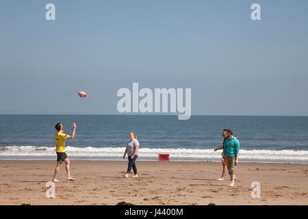 Portobello Beach, Edinburgh, UK. 9. Mai 2017. Junge Menschen genießen das spielen Spiel mit Ball auf der sandigen Strand von Portobello in Edinburgh, die Hauptstadt von Schottland, England, UK. Wetter: Bewölkt bei zunächst entlang der Ostküste, aber dies wird bald dünn und brechen mit sonnigen Abschnitten entwickeln. Trocken Sie, sonnig und warm durch den Nachmittag und viel wärmer als Montag ohne quälende Ostwind. Bildnachweis: Gabriela Antosova/Alamy Live-Nachrichten Stockfoto