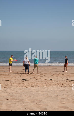 Portobello Beach, Edinburgh, UK. 9. Mai 2017. Junge Menschen genießen das spielen Spiel mit Ball auf der sandigen Strand von Portobello in Edinburgh, die Hauptstadt von Schottland, England, UK. Wetter: Bewölkt bei zunächst entlang der Ostküste, aber dies wird bald dünn und brechen mit sonnigen Abschnitten entwickeln. Trocken Sie, sonnig und warm durch den Nachmittag und viel wärmer als Montag ohne quälende Ostwind. Bildnachweis: Gabriela Antosova/Alamy Live-Nachrichten Stockfoto