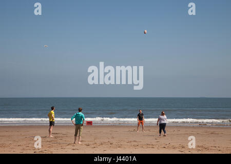 Portobello Beach, Edinburgh, UK. 9. Mai 2017. Junge Menschen genießen das spielen Spiel mit Ball auf der sandigen Strand von Portobello in Edinburgh, die Hauptstadt von Schottland, England, UK. Wetter: Bewölkt bei zunächst entlang der Ostküste, aber dies wird bald dünn und brechen mit sonnigen Abschnitten entwickeln. Trocken Sie, sonnig und warm durch den Nachmittag und viel wärmer als Montag ohne quälende Ostwind. Bildnachweis: Gabriela Antosova/Alamy Live-Nachrichten Stockfoto