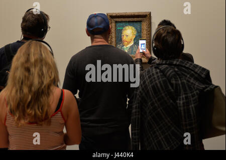 Melbourne, Australien. 9. Mai 2017. Besucher schauen im Selbstporträt von Van Gogh in der Van Gogh und die Jahreszeiten-Ausstellung in der National Gallery of Victoria in Melbourne, Australien, 9. Mai 2017 Credit: Xu Haijing/Xinhua/Alamy Live News Stockfoto