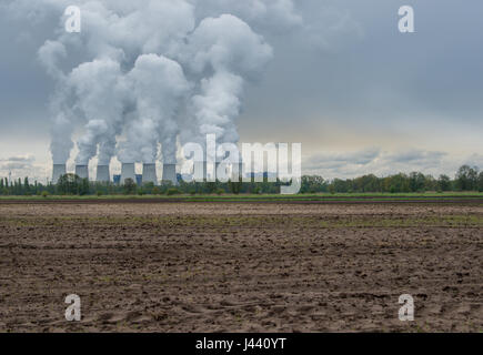 Peitz, Deutschland. 9. Mai 2017. Mächtige Wasserdampf Federn Aufstieg aus den Kühltürmen von Braunkohle betriebene Kraftwerk Janschwalde, betrieben von LEAG (Lausitz Energie Mining AG) - vormals Vattenfall AG - im Bild nicht Bauernhof aus Peitz, Deutschland, 9. Mai 2017. Bildnachweis: Dpa picture Alliance/Alamy Live News Stockfoto