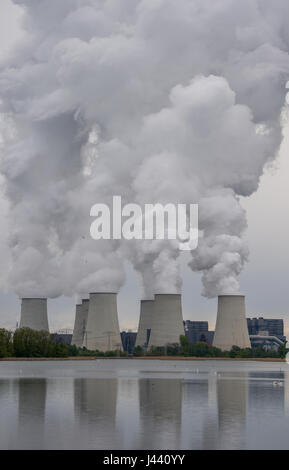 Peitz, Deutschland. 9. Mai 2017. Mächtige Wasserdampf Federn Aufstieg aus den Kühltürmen von Braunkohle betriebene Kraftwerk Janschwalde, betrieben von LEAG (Lausitz Energie Mining AG) - vormals Vattenfall AG - im Bild nicht Bauernhof aus Peitz, Deutschland, 9. Mai 2017. Bildnachweis: Dpa picture Alliance/Alamy Live News Stockfoto