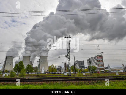 Peitz, Deutschland. 9. Mai 2017. Mächtige Wasserdampf Federn Aufstieg aus den Kühltürmen von Braunkohle betriebene Kraftwerk Janschwalde, betrieben von LEAG (Lausitz Energie Mining AG) - vormals Vattenfall AG - im Bild nicht Bauernhof aus Peitz, Deutschland, 9. Mai 2017. Bildnachweis: Dpa picture Alliance/Alamy Live News Stockfoto