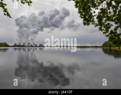 Peitz, Deutschland. 9. Mai 2017. Mächtige Wasserdampf Federn Aufstieg aus den Kühltürmen von Braunkohle betriebene Kraftwerk Janschwalde, betrieben von LEAG (Lausitz Energie Mining AG) - vormals Vattenfall AG - im Bild nicht Bauernhof aus Peitz, Deutschland, 9. Mai 2017. Bildnachweis: Dpa picture Alliance/Alamy Live News Stockfoto