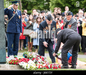 London, UK. 9. Mai 2017. Russische Vetrans legen einen Kranz an der sowjetischen Memorial London, Akt des Gedenkens Kennzeichnung 72. Jahrestag des Alliierten Sieges über den Faschismus Credit: Ian Davidson/Alamy Live News Stockfoto