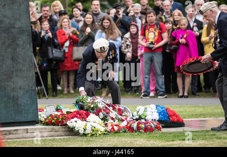London, UK. 9. Mai 2017. Arktischen Konvoi Vetrans legen einen Kranz an der sowjetischen Memorial London, Akt des Gedenkens Kennzeichnung 72. Jahrestag des Alliierten Sieges über den Faschismus Credit: Ian Davidson/Alamy Live News Stockfoto