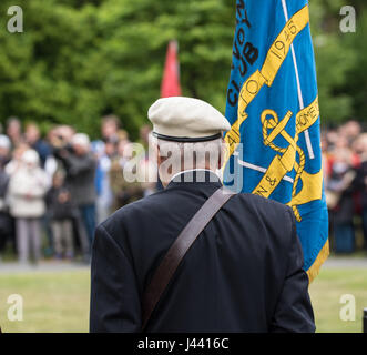 London, UK. 9. Mai 2017. Fahnenträger der sowjetischen Memorial London, Akt des Gedenkens Kennzeichnung 72. Jahrestag des Alliierten Sieges über den Faschismus Credit: Ian Davidson/Alamy Live News Stockfoto