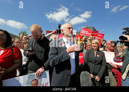 Salford, UK. 9. Mai 2017. Jeremy Corbyn spricht auf einer Kundgebung im Freien auf der Fußgängerzone in Salford, 5. Mai 2017 Credit: Barbara Koch/Alamy Live News Stockfoto