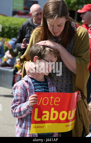 Salford, UK. 9. Mai 2017. Ein Junge hält ein Plakat "Stimmen Arbeit" wie er mit seiner Mutter zu hören wartet Jeremy Corbyn sprechen, Salford, 5. Mai 2017 Credit: Barbara Koch/Alamy Live News Stockfoto