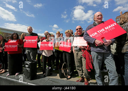 Salford, UK. 9. Mai 2017. Labour Partei Anhänger in einer Linie wie sie warten auf die Ankunft des Parteivorsitzenden Jeremy Corbyn, Salford, 5. Mai 2017 Credit: Barbara Koch/Alamy Live News Stockfoto