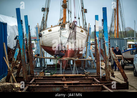 Kirchdorf, Deutschland. 6. Mai 2017. Schweizer Gaspard Barraud aus Montreux ist Woking mit seinen Lachs Kutter "Omi Alma" (lit. Oma Alma) von 1928 an der Wharf auf Insel Poel in Kirchdorf, Deutschland, 6. Mai 2017. Das 89 Jahre alten Holzboot aus Basel ist eine neue Abdichtung und Unterwasser Farbe bekommen. Nur Holzboot Kai auf der Insel Poel verfügt derzeit über volle Auftragsbücher und Repars traditionelle hölzerne Fischerboote neben Sportboote. Foto: Jens Büttner/Dpa-Zentralbild/ZB/Dpa/Alamy Live News Stockfoto